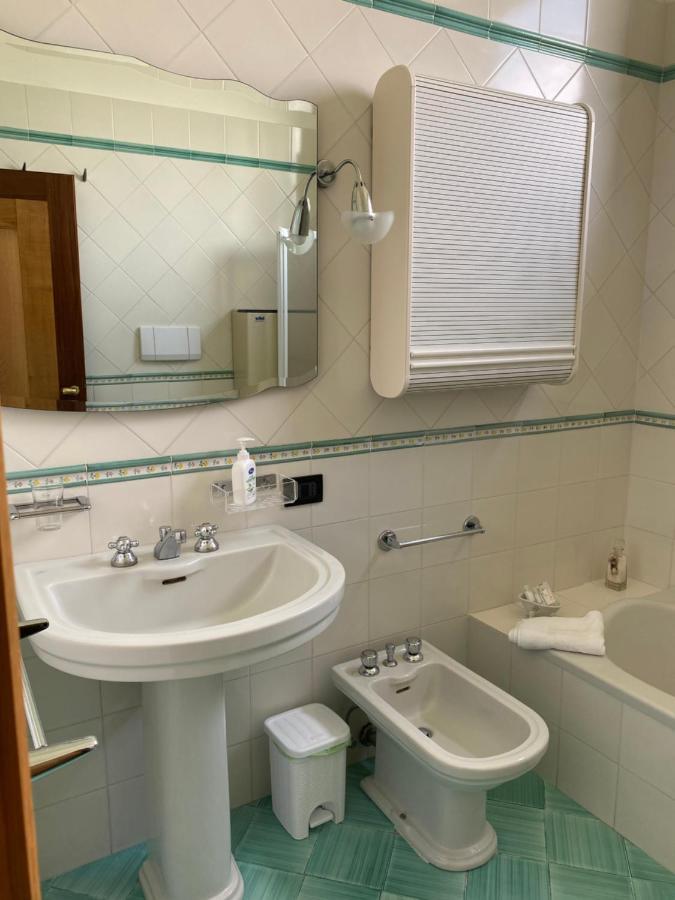 Casa Della Regina Apartment Аджерола Екстериор снимка