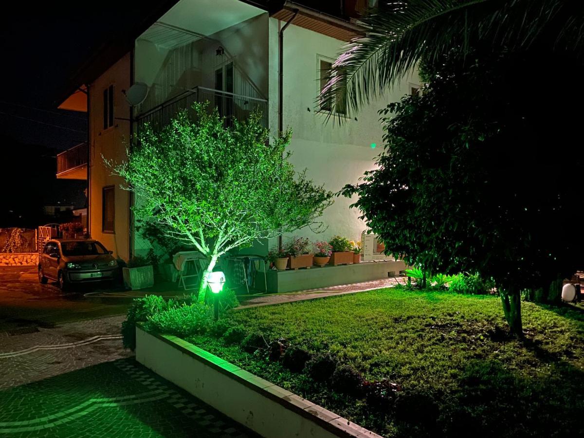 Casa Della Regina Apartment Аджерола Екстериор снимка